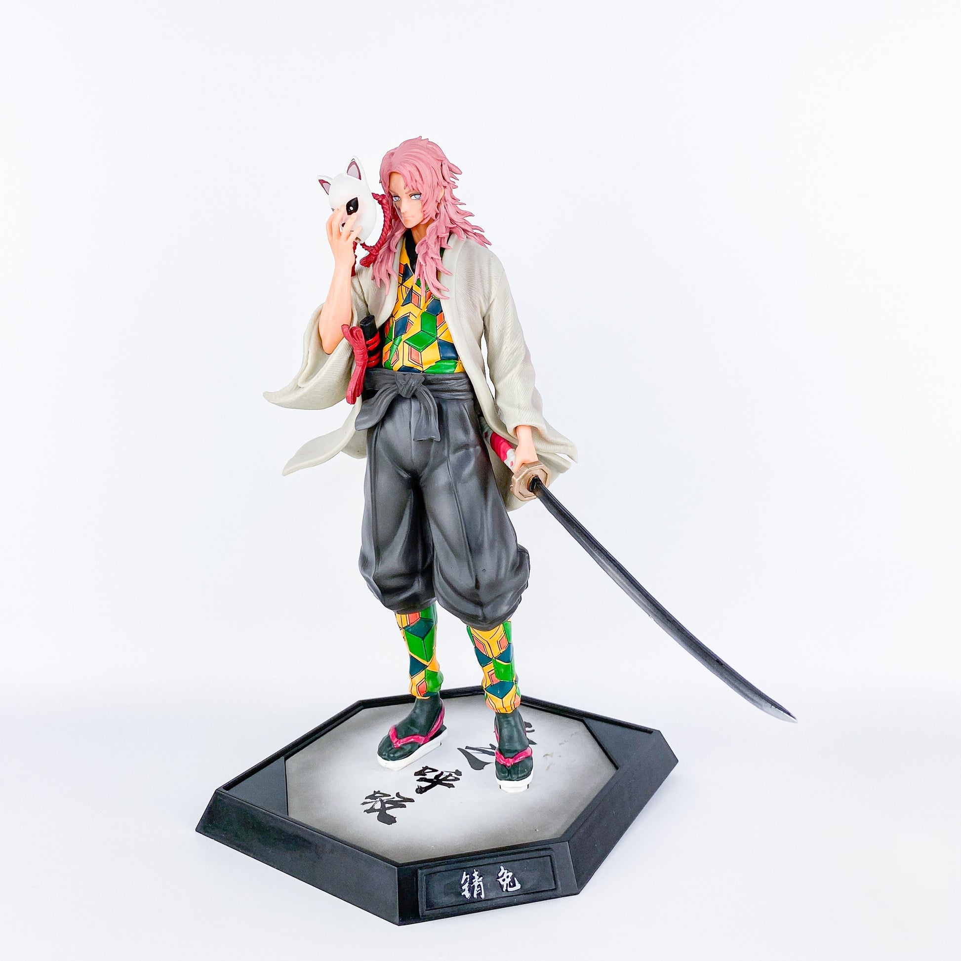 Sabito Demon Slayer action figure 27 cm, with long pink hair, holding his fox mask and sword, wearing a patterned kimono. High-quality PVC statue on a hexagonal base.
