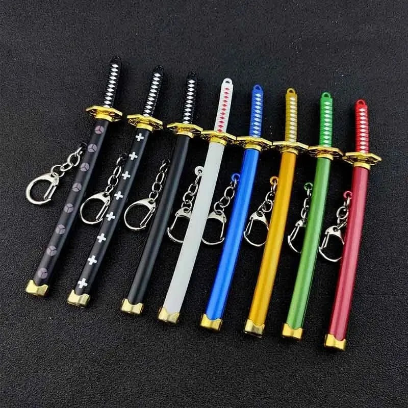 Mini katana keychain 15 cm, detailed sword replica accessory. Assorted colors, randomly selected. Durable metal alloy.